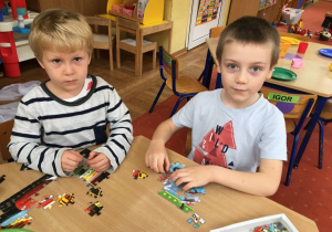 Chłopcy układają puzzle