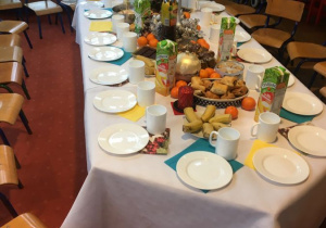 stół zastawiony potrawami wigilijnymi