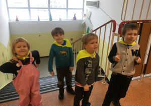 dzieci wchodzą po schodach