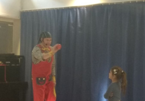 Clown pokazuje piłeczkę