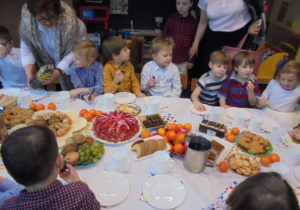 Dzieci za stołem 