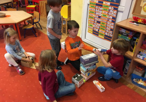 dzieci budują z pudełek