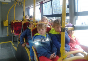 dzieci w autobusie