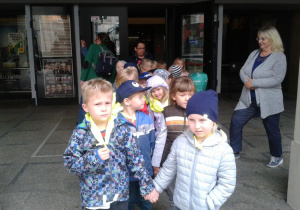 dzieci przed kinem Luna