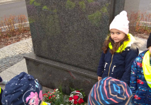 dzieci pod pomnikiem Marszałka J.Piłsudskiego