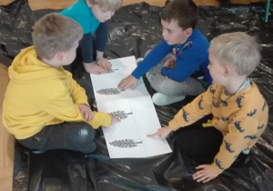 chłopcy omawiają rysunki