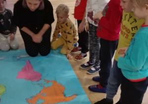 dzieci oglądają mapę świata