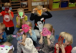 dzieci zakładają własnoręcznie wykonane maski