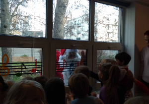 Mikołaj zaglada przez okno