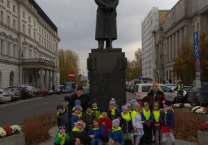 pamiątkowe zdjęcie przed Pomnikiem Piłsudskiego