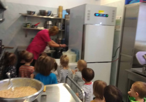 Dzieci w kuchni słuchają pani Kucharki