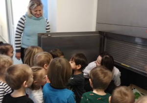 Dzieci ogladają windę do przewozu produktów spożywczych