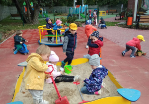Dzieci bawia się na placu zabaw