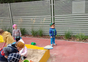 Dzieci bawia się w piskownicy