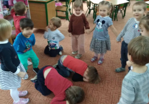 Dzieci bawia się w Starego niedźwiedzia