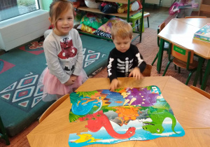 Chłopiec i dziewczynka układają puzzle