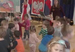 dzieci w sali tańczą