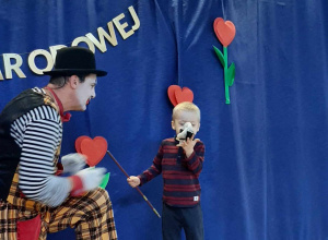Clown wraz z chłopcem stoją na scenie