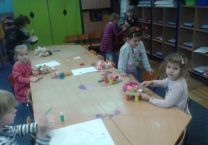 dzieci konstruują przy stolikach