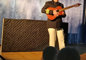 Pan Krzysztof gra na gitarze