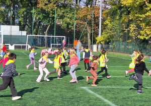 Dzieci grają w piłkę nożną