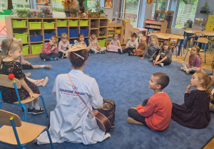 Pani Monika opowiada dzieciom o swoj pracy