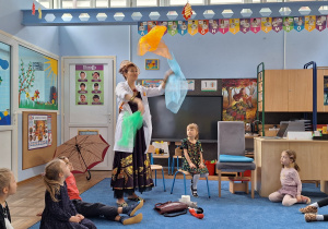 Pani Monika pokazuje sztuczki z kolorowymi chusteczkami