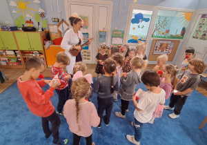 Pani Monika gra na ukulele