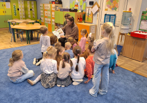 Mama czyta dzieciom książkę