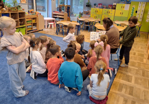 Mama czyta dzieciom książkę