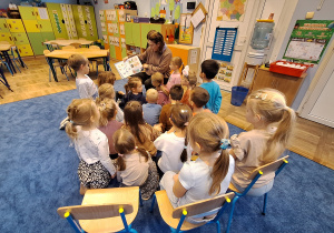 Mama czyta dzieciom książkę