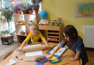 Dzieci wykonują pracę jesienne drzewa