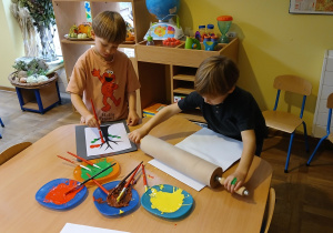 Dzieci wykonują pracę jesienne drzewa