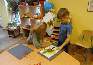 Dzieci wykonują pracę jesienne drzewa