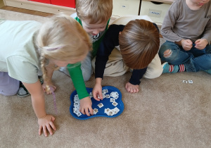 Dzieci wybierają "monety"