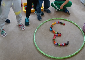 Dzieci w grupach układają z klocków cyfrę 3