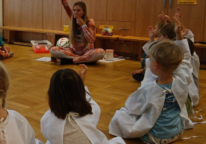 Dzieci ustalalają zasady obowiazujące podczas warsztatów