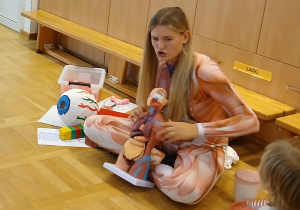 Prowadzaca omawia budowę ludzkiego ciała