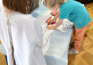 Dzieci układja części ciała