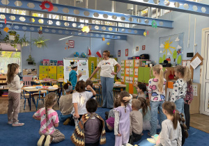 Dzieci wraz z nauczycielką układają obrazki w odpowiedniej kolejności