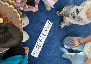 Dzieci układają napis: Polska