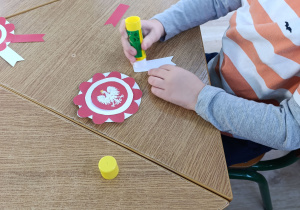 Dzieci wykonują kotyliony