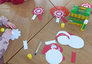 Dzieci wykonują kotyliony