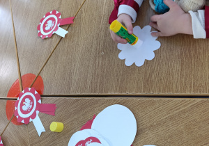 Dzieci wykonują kotyliony