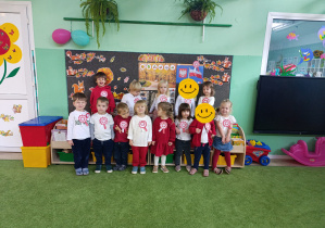 Wspólne zdjęcie z wykonanymi kotylionami w sali Teletubisiów