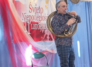 muzyk gra na suzafonie