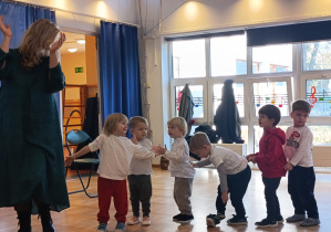 Dzieci tańczą na scenie