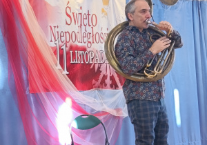 Muzyk gra na suzafonie