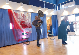 Muzyk gra na suzafonie, Pani Bella śpiewa i tańczy