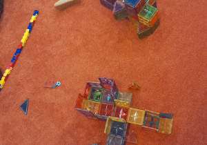 Dzieci bawią się klockami magnetycznymi